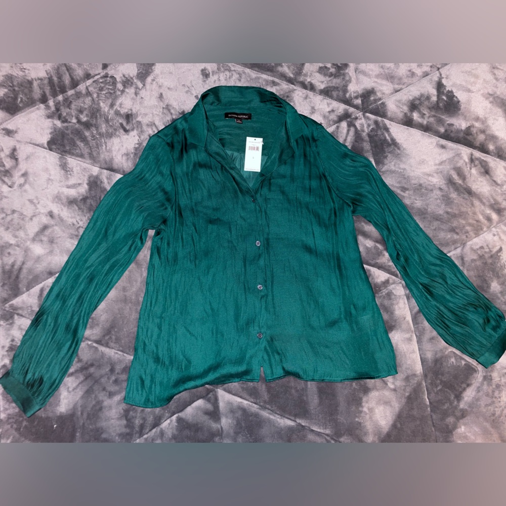 Banana republic size small emerald silk button down blouse with tag